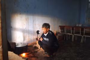 Thầy A Phiên xung phong nấu ăn cho 23 em học sinh ở điểm trường cụm Đăk Ka.