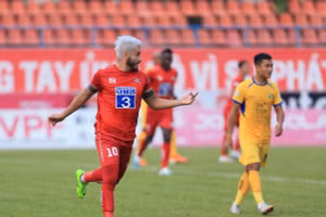 Trận Hải Phòng (áo sẫm) thắng SLNA 3-1 vòng 13 giai đoạn 1 V-League 2020.
