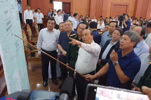 Thủ tướng Chính phủ Nguyễn Xuân Phúc nghe lãnh đạo tỉnh Quảng Nam báo cáo tình hình tìm kiếm các nạn nhân bị mất tích ở xã Trà Leng, huyện Nam Trà My, tỉnh Quảng Nam.