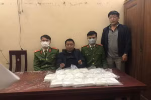 Đối tượng và tang vật (ảnh công an Quế Phong).