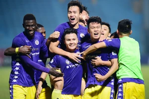 Quang Hải và các đồng đội ăn mừng bàn thắng ấn định tỷ số 2-1 cho Hà Nội FC trước Becamex Bình Dương. (Ảnh: VPF). -1