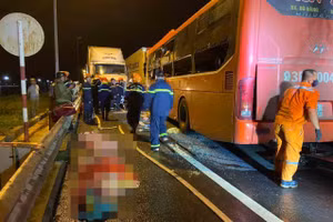 Lực lượng chức năng đang cứu người trong vụ tai nạn. Ảnh: Công an. 