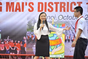 Hiệu trưởng Trường THCS Hoàng Liệt (Hà Nội) Đặng Thị Thu Hà trong một chương trình giáo dục đạo đức, lối sống cho HS.