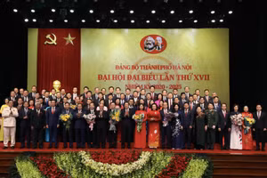 Ban chấp hành đảng bộ Hà Nội khóa XVII nhiệm kỳ 2020-2025 ra mắt tại Đại hội Đảng bộ thành phố Hà Nội hôm 12/10. Ảnh: Viết Thành. 