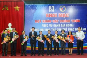 PGS.TS Phan Thanh Hài (thứ 4, từ trái sang) – Hiệu trưởng Trường ĐH TDTT Đà Nẵng tặng hoa các cho các vị lãnh đạo trong đoàn đánh giá ngoài.