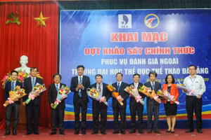 PGS.TS Phan Thanh Hài (thứ 4, từ trái sang) – Hiệu trưởng Trường ĐH TDTT Đà Nẵng tặng hoa các cho các vị lãnh đạo trong đoàn đánh giá ngoài.