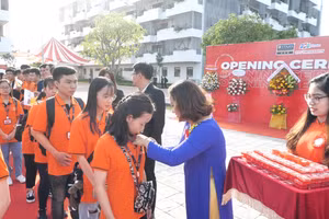 Các giảng viên đeo logo của Trường Đại học FPT cho các tân sinh viên.