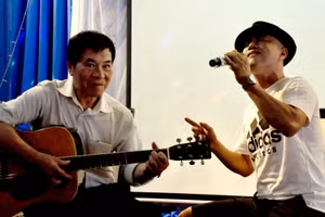 Đại tá Lại Huy Thực (bên trái) trong một buổi sinh hoạt CLB.