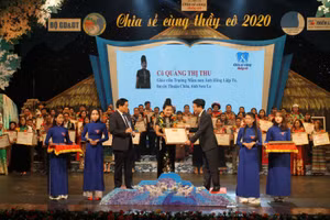 Cô Quàng Thị Thu nhận Bằng khen trong chương trình Chia sẻ cùng thầy cô.
