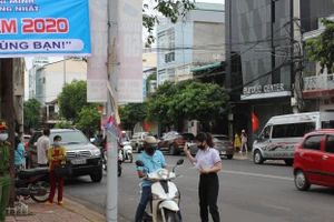 Nữ sinh yên tâm chào tạm biệt bố trước khi váo điểm thi.