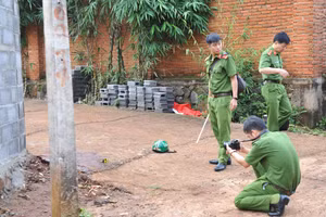 Cơ quan chức năng khám nghiệm hiện trường.