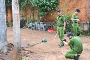 Cơ quan chức năng khám nghiệm hiện trường.