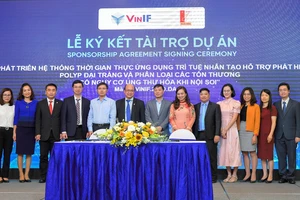 TS Đinh Viết Sang, TS.BS Đào Việt Hằng cùng cộng sự trong trong Lễ ký kết tài trợ Dự án Nghiên cứu Khoa học và Công nghệ năm 2020 do Quỹ Đổi mới sáng tạo Vingroup (VinIF) tổ chức