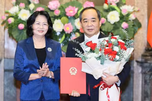 Phó Chủ tịch nước Đặng Thị Ngọc Thịnh trao quyết định điều động, phân công công tác, bổ nhiệm ông Lê Khánh Hải, Thứ trưởng Bộ Văn hóa, Thể thao và Du lịch làm Phó Chủ nhiệm Văn phòng Chủ tịch nước. Ảnh: Nguyễn Nam/Báo Tổ quốc.