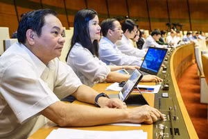 Các đại biểu Quốc hội ấn nút biểu quyết tại Kỳ họp thứ 10