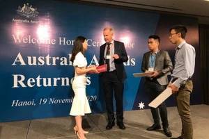 Phó Đại sứ Australia tại Việt Nam Andrew Barnes trò chuyện cùng các cựu sinh mới trở về trong tháng 9/2020. 