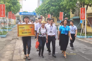 Thu Hằng về trường trong niềm vui lớn của thầy cô và các bạn. Ảnh: TG.