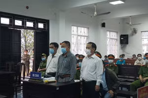 Các bị cáo tại phiên tòa chiều 25/11.