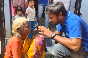 P Naveen Kumar và một người ăn xin trên đường phố.