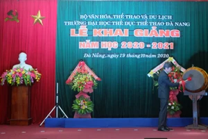 PGS.TS Phan Thanh Hài – Hiệu trưởng Trường Đại học TDTT Đà Nẵng đánh trống Khai giảng năm học 2020-2021.