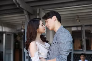 Chúng tôi cứ thế ôm lấy nhau, khi cảm xúc dâng trào còn suýt hôn nhau. (Ảnh minh họa).