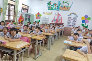 Học sinh khối 1 hào hứng nghe cô giáo hướng dẫn vẽ tranh