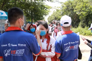 Các thí sinh đến làm thủ tục dự thi được kiểm tra thân nhiệt, sát khuẩn kĩ lưỡng.