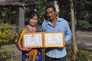 Vợ chồng ông Bùi Văn Vẽ nhận giấy khen của Xã Phương Phú vì đã hiến đất xây trường học