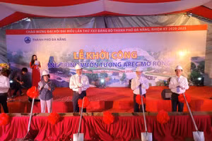 Các đại biểu thực hiện nghi thức khởi công công trình Vườn tượng APEC mở rộng.