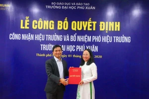 Đại diện tập đoàn giáo dục EQuest và Chủ tịch Hội đồng Trường ĐH Phú Xuân - Huế trao quyết định bổ nhiệm tân hiệu trưởng Trường ĐH Phú Xuân