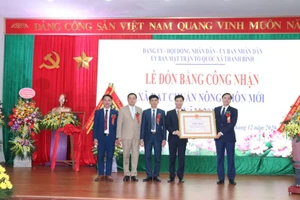 Đồng chí Trịnh Tiến Tường - Phó Bí thư Thường trực Huyện ủy, Chủ tịch HĐND huyện trao bằng công nhận xã đạt chuẩn nông thôn mới cho nhân dân và cán bộ xã Thanh Bình.