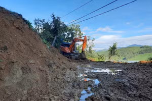 Xe cơ giới xử lý các điểm sạt lở tìm lối vào hiện trường. Ảnh: Quảng Nam Online
