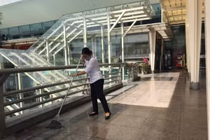 Nhân viên tại Sân bay Quốc tế Đà Nẵng đang lau dọn vệ sinh sàn nhà trước khi đón hành khách trở lại.