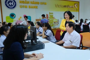 SV Khoa Tài chính - Ngân hàng Trường ĐH Tài chính - Marketing thực học, làm trong ngân hàng mô phỏng do Vietcombank tài trợ.