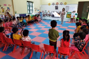 Chia sẻ nỗi khó khăn cùng đồng bào miền Trung, những hình ảnh bão lũ được trẻ ở các lớp chia sẻ với nhiều cảm xúc dâng trào.