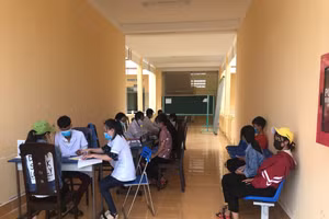 Học sinh chờ đến lượt để được tư vấn