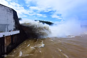 Thủy điện Hòa Bình xả lũ năm 2017. Ảnh: Giang Huy.