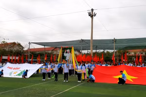 Nghi thức chào cờ khai mạc Hội khỏe.