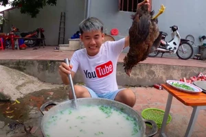 Hưng Vlog bị phạt 7,5 triệu đồng do đăng clip nấu cháo gà nguyên lông. Ảnh cắt từ video.