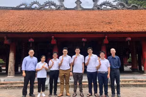 Thầy Lê Bá Khánh Trình, thầy Lê Anh Vinh và các thành viên trong đội tuyển Việt Nam tham dự IMO 2020. Nguồn: Bộ GD-ĐT.