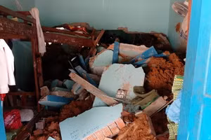 Khu nhà ở của HS Trường Tiểu học và THCS Phước Thành (huyện Phước Sơn) ngập bùn, một số phòng bị sập do sạt lở. Ảnh: TG