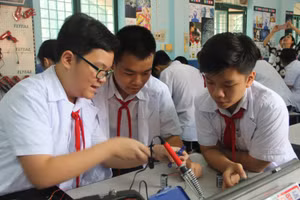 HS Trường THCS Lê Quý Đôn (Quận 3) thực hành trong phòng STEM. Ảnh: P.Nga