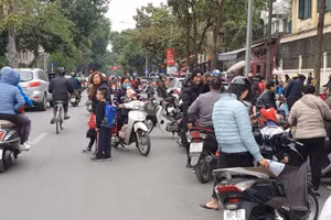Ảnh chụp trước cổng trường Tiểu học Quang Trung (phố Quang Trung), phụ huynh chờ đón con đã tràn ra, lấn hết 1/2 đường.