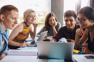 Sinh viên không thuộc Liên minh châu Âu có thể tìm kiếm việc làm và có thể xin giấy phép lao động khi họ được mời làm việc. Ảnh: SWPS