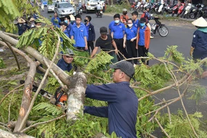 Miền Trung căng mình khắc phục hậu quả sau bão