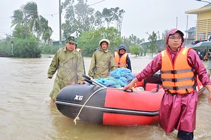 Lãnh đạo Thừa Thiên Huế vào vùng lũ thăm hỏi bà con.