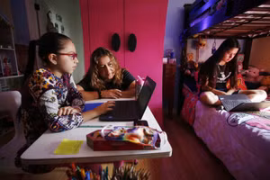 Học sinh Mỹ tham gia học trực tuyến tại nhà. 