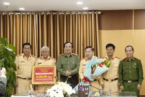 Trao khen thưởng cho phòng CSGT Công an TP Đà Nẵng. 