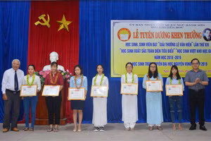 NGƯT Nguyễn Hữu Xạ (trái) trao Giải thưởng Lê Văn Hiến cho HS quận Ngũ Hành Sơn.