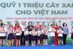 “Quỹ 1 triệu cây xanh cho Việt Nam” trao tặng hàng ngàn cây xanh cho các trường tiểu học tại Hà Nội.